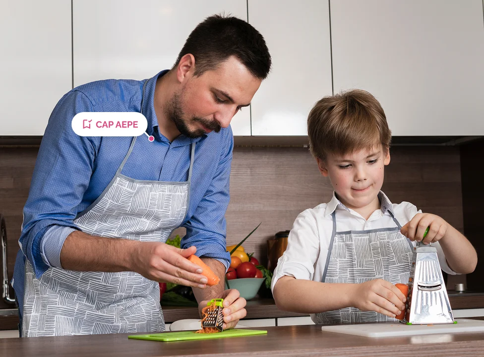 Professionnel préparant un repas avec un enfant à domicile