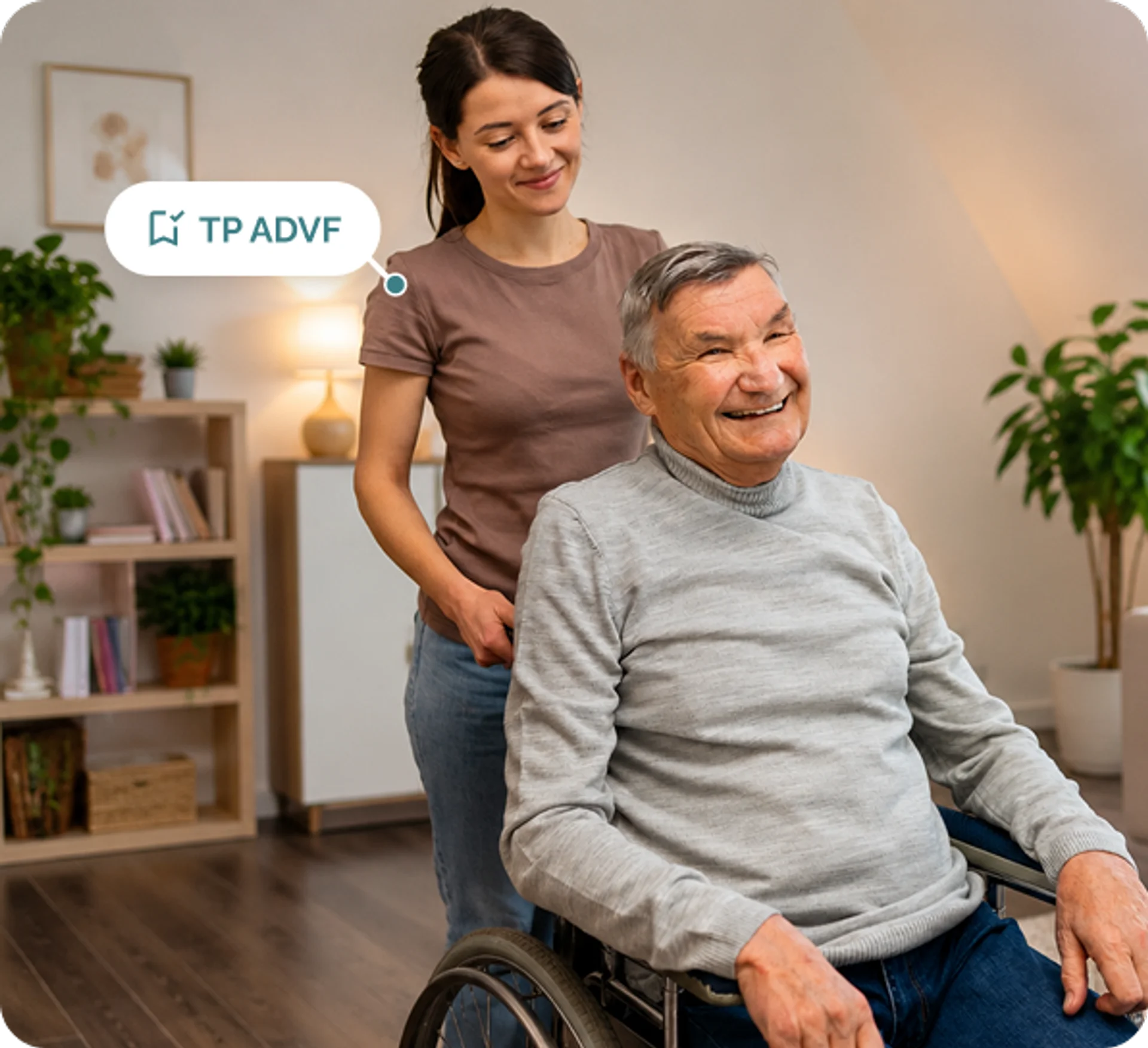 Assistante de vie accompagnant à domicile une personne fragilisée par l’âge en fauteuil roulant