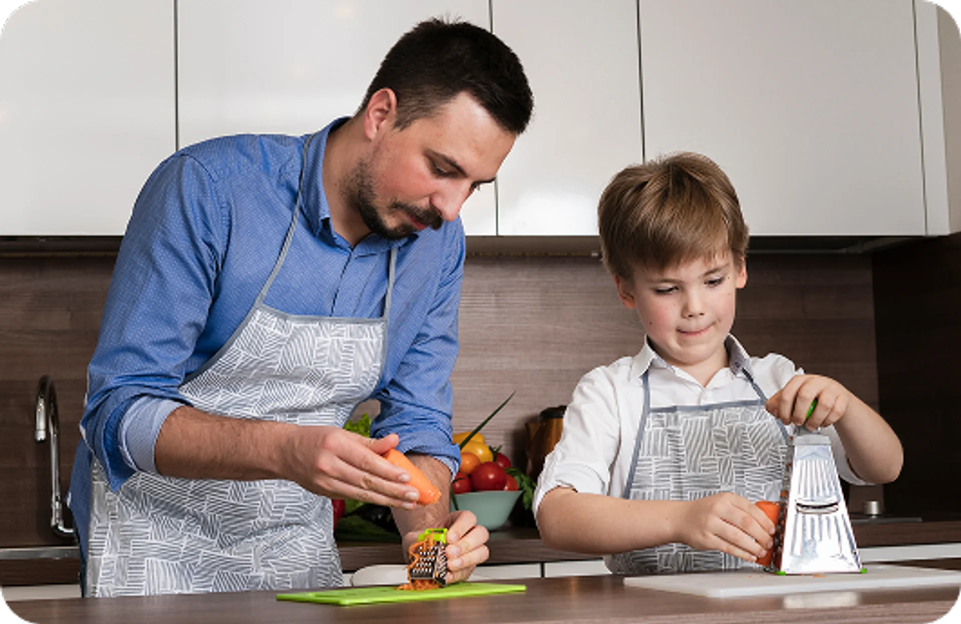 Professionnel préparant un repas avec un enfant à domicile